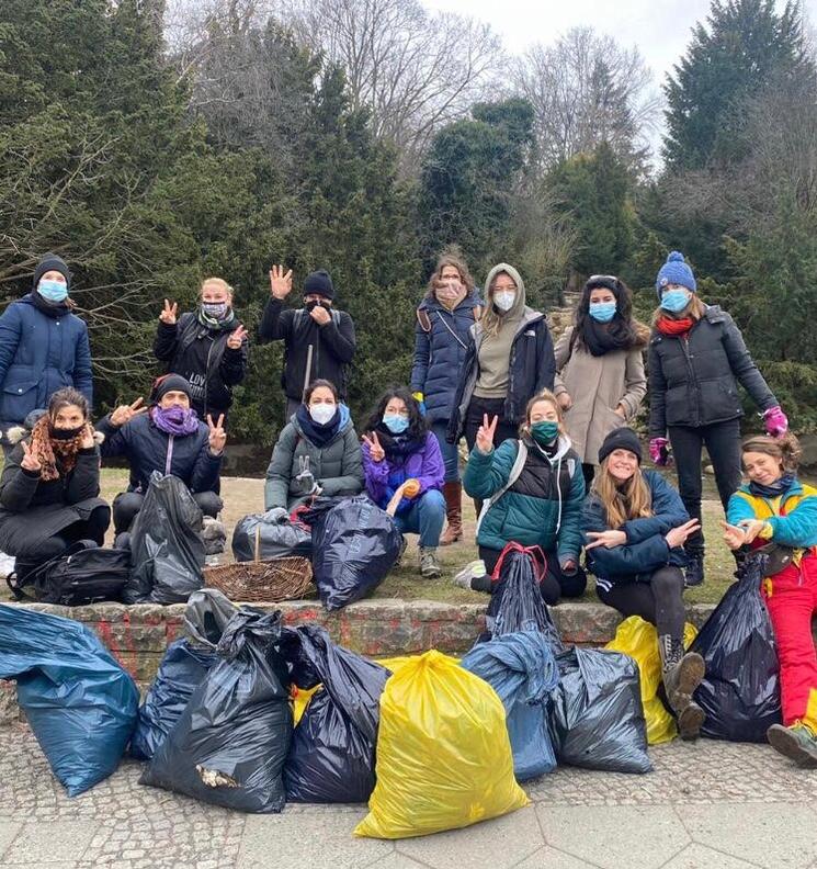 Participants de Keep our parks clean avec des sacs remplis de détritus