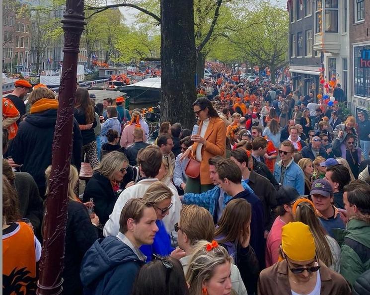 Quais d’Amsterdam remplis le jour de Koningsdag