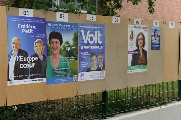 Affiches des candidats à l'entrée du bureau de vote