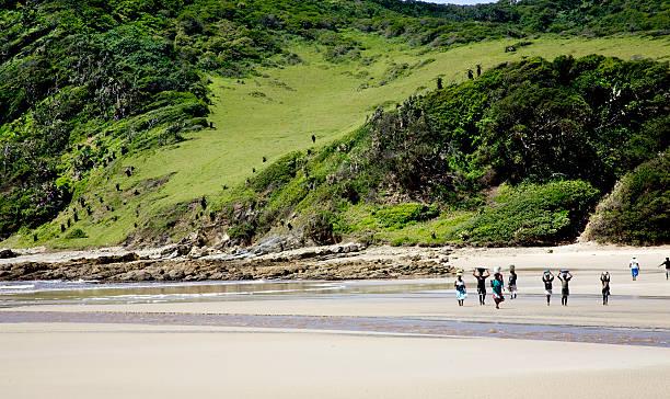 Océans, gens qui marchent sur le sables