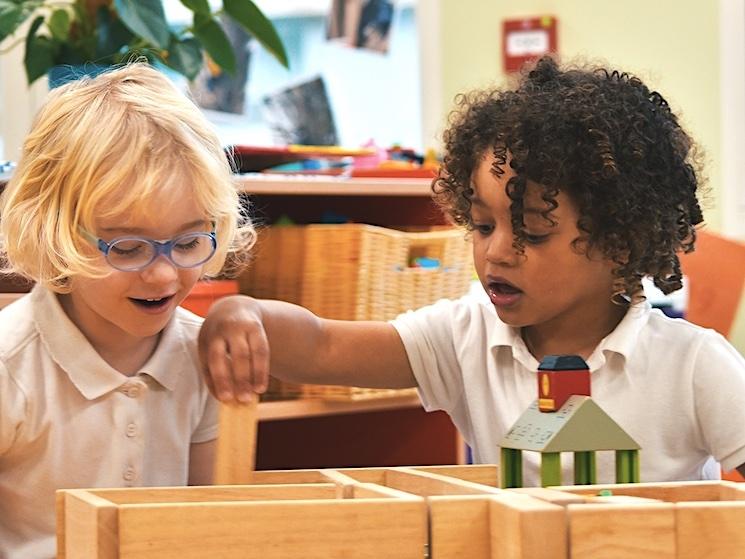 Deux enfants en maternelle jouent à un jeu de construction