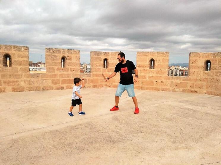 Yoann et son fils sur les Torres de Serranos