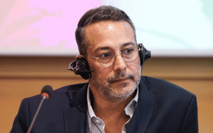 Younes Boumehdi à l'antenne sur sa radio Hit radio