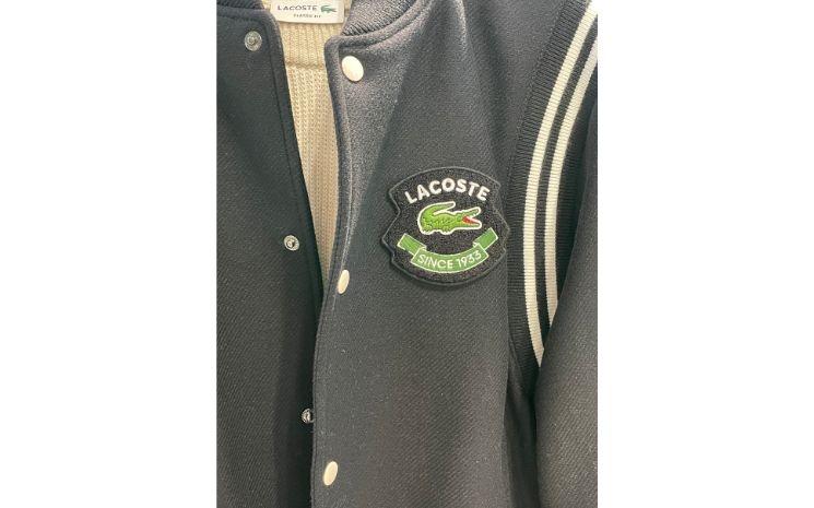 Zoom sur le fameux logo Lacoste version 2024 (Crédit  D. Gourgues)