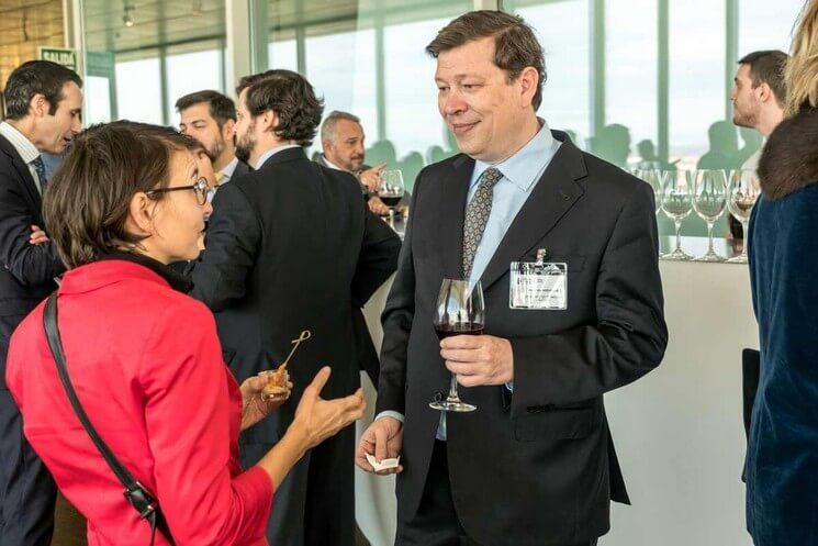 Alexandre Noguerra Borel, Consul honoraire de France à Valence en pleine discusssion avec Jeanne Lagabrielle, attachée parlementaire de Samantha Cazebonne