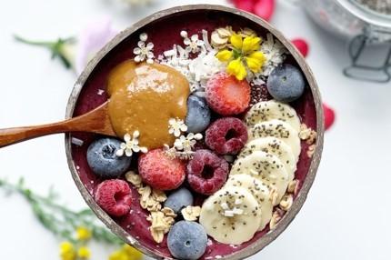 je déguste un acai bowl avec des fruits 