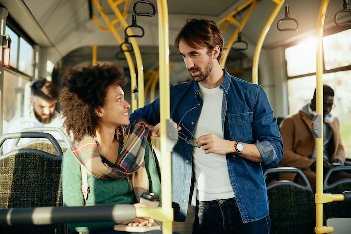 un couple heureux en train de discuter dans les transports en commun à Valencia