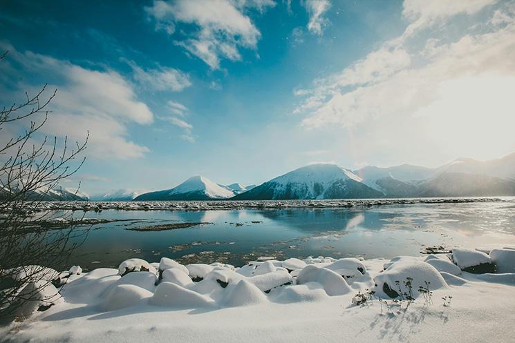 Paysage d’Alaska, montagnes et ciel bleu