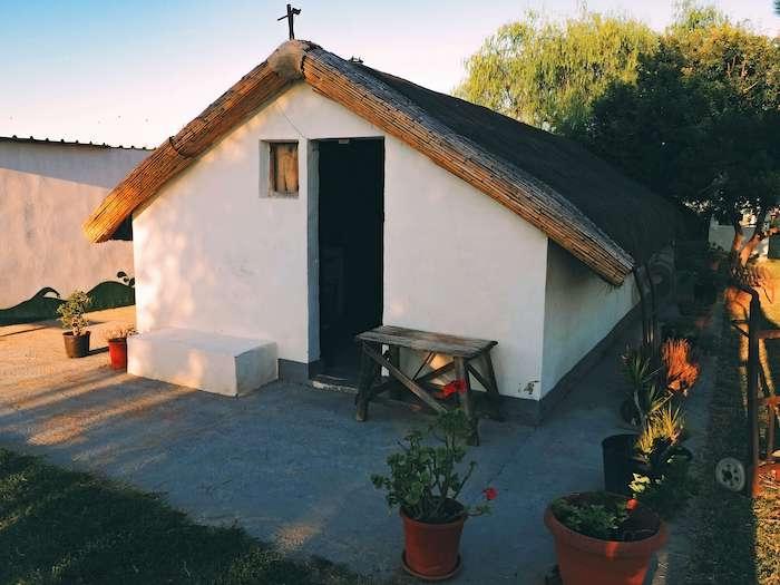 Une cabane blanche de pecheurs de l'Albufera avec un toit triangulaire en roseaux 