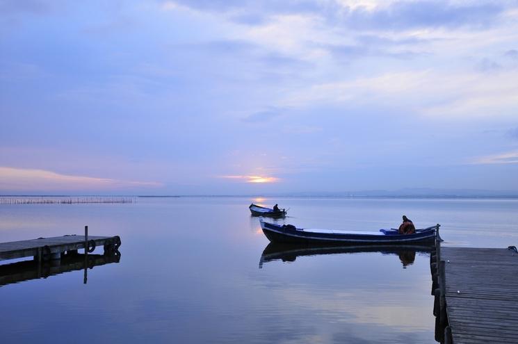 une barque sur le lac de l´albufera