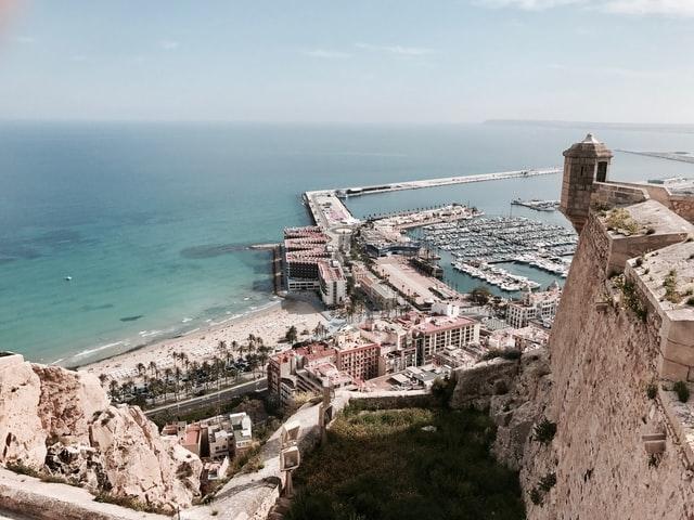 vue de la ville d'Alicante et la mer depuis un chateau