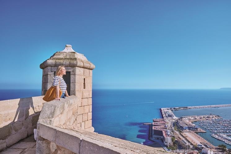 une femme sur un chateau au bord de la mer