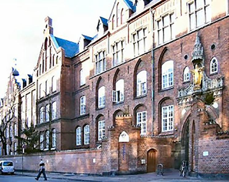 L'ancien hôpital Saint Joseph (avec une statue du Sacré-Cœur au-dessus de la porte d'entrée)