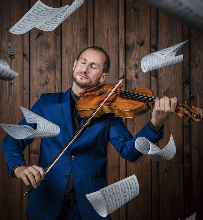 Antoine Tamestit en train de jouer de l'alto