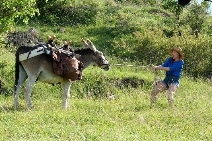 L'actrice Laure Calamy tente de faire bouger un âne en tirant une corde qui lui est attachée