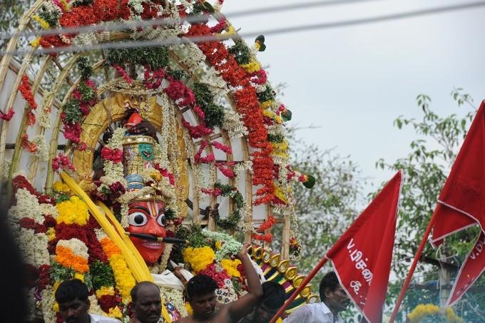 Tête d'Aravan défilant sur un char