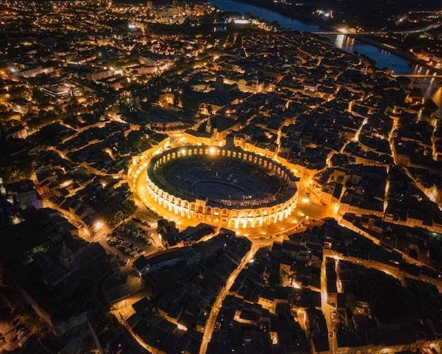 Les Arènes d'Arles de nuit