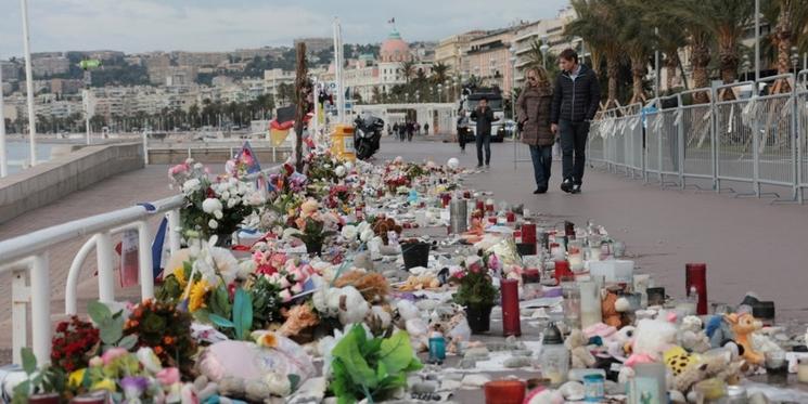 reccueillement après des attentats de Nice 