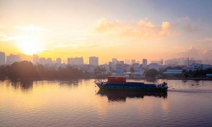 Le soleil se lève sur Ho chi minh ville, en Asie 