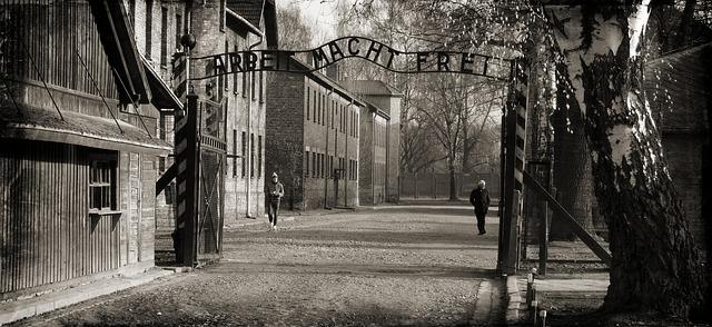 Auschwitz camp entrée "Arbeit macht frei" (le travail rend libre) à l'entrée du camp