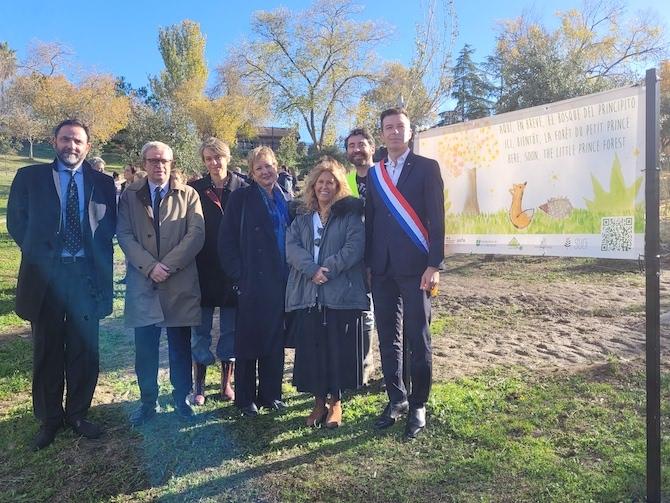 pusieurs personnes posent devant l'affiche du bosque