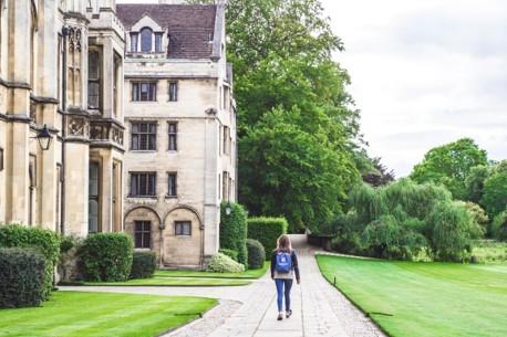 une jeune fille va étudier dans le système anglophone 