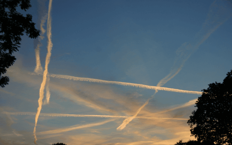 trainée de condensation avion dans le ciel 