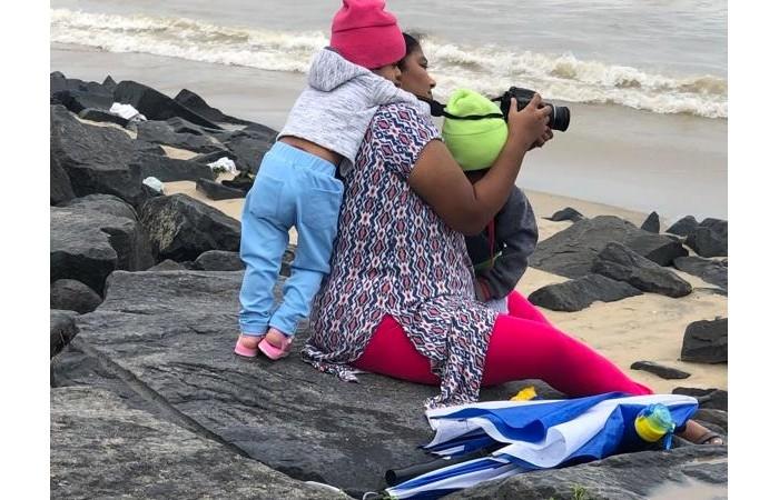 Femme indienne avec ses enfants sur la plage de Pondichéry en hiver