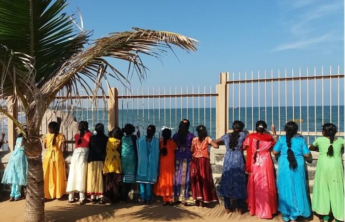 femmes regardant la mer à Chennai