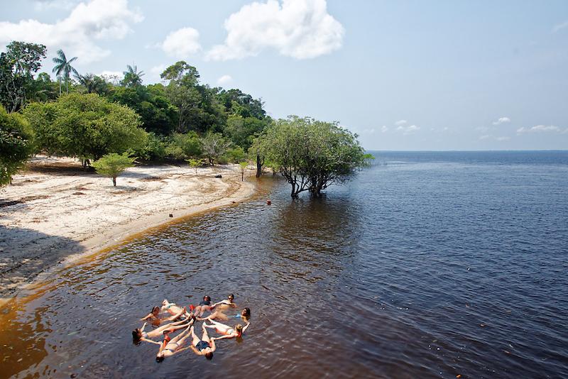 Baignade dans les eaux noires du Rio Negro