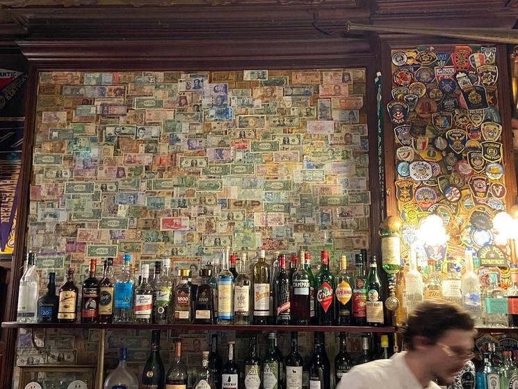 les portes du harry's bar à Paris 