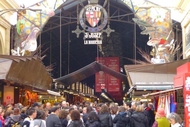 des touristes au marche de la bloqueria barcelone