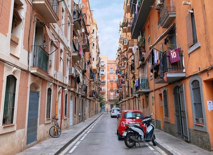 des batiments rouges a barcelone