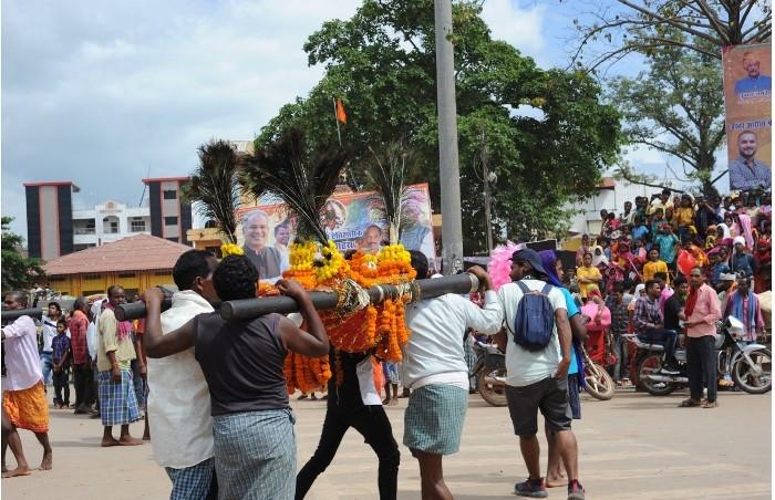 L'arrivée des palanquins des tribus Bastar à Jagdalpur