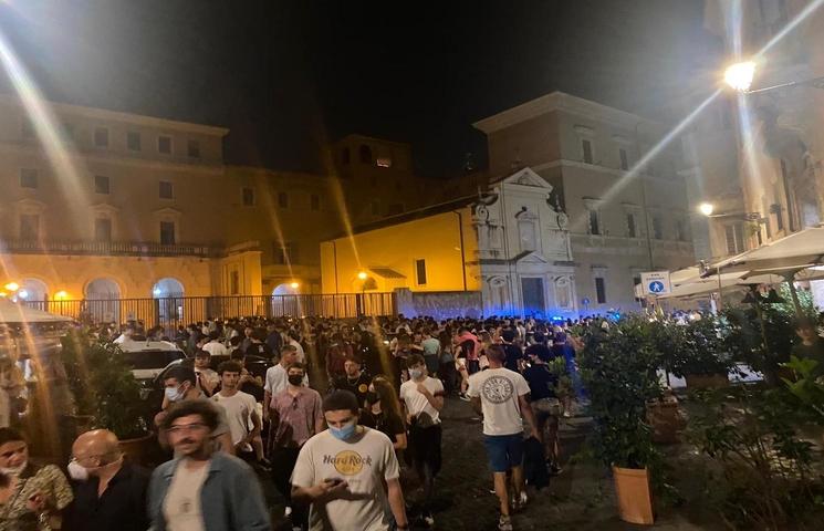 La foule se rassemble dans le quartier de Trastevere