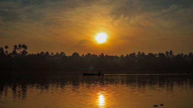 Lever de soleil au big banana retreat island dans le Kerala