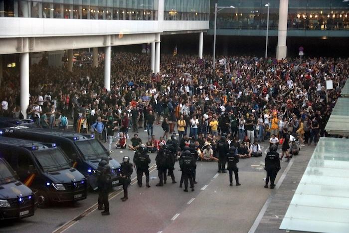 blocage. de l'aéroport de Prats a Barcelone par tsunami democratic en 2019