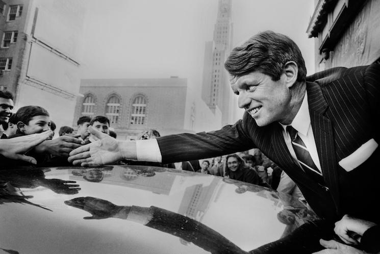 Bob Kennedy reaching hand over car Brooklyn, New York City, NY, 1er Avril 1968.