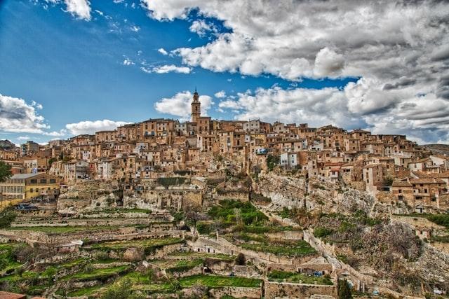 un village sur une colline avec un clocher