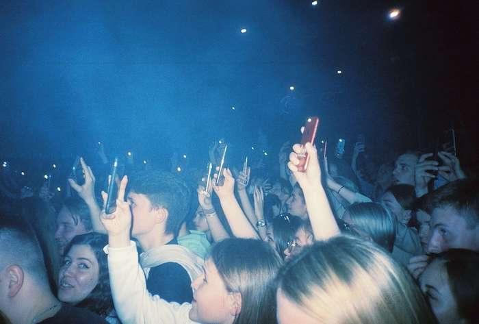 Des personnes en train de pogoter lors d'un concert dans une boîte de nuit à Valencia