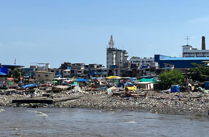 Une plage de Bombay recouverte de déchets