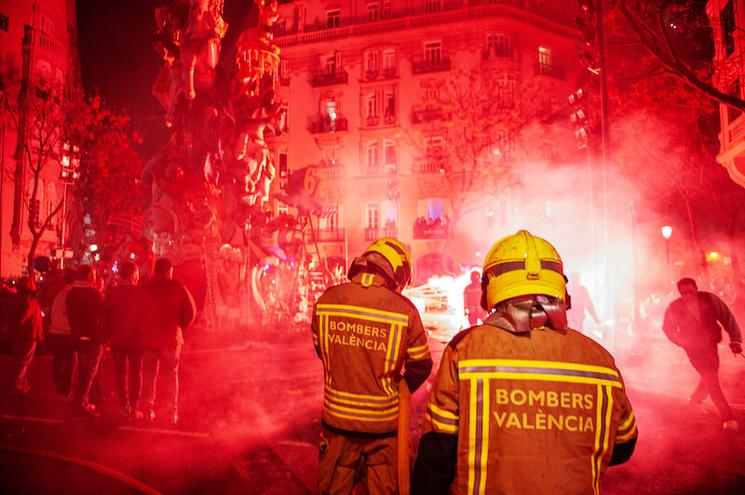 des pompiers en train d'éteindre un incendie