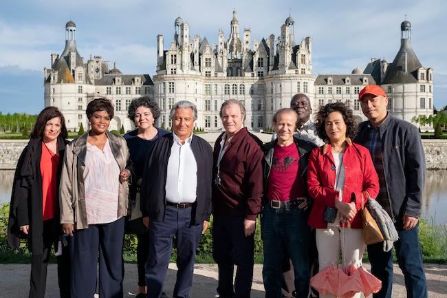 les acteurs posent devant le château de chambord