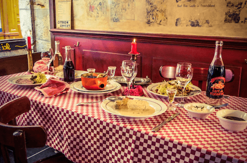 une table de bouchon Lyonnais 