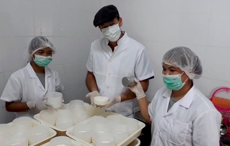 Brice Renaud dans sa fromagerie à Chiang Mai