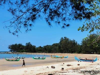 plage de Burung Mandi et ses bateaux multicolores