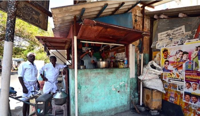 Un stand de rue vendant du thé et café à Pondichéry