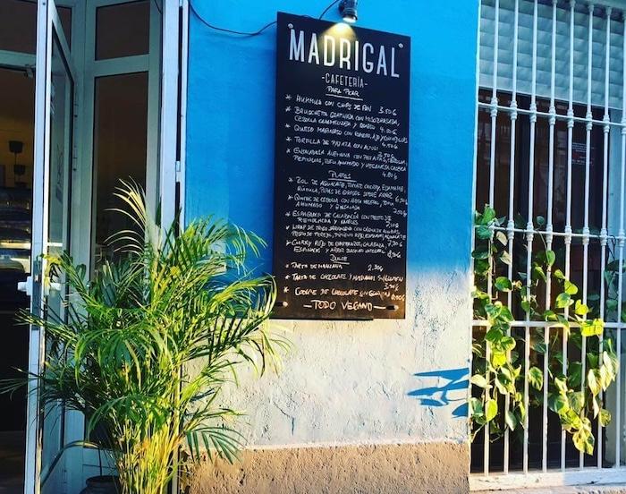 façade bleue du café Madrigal