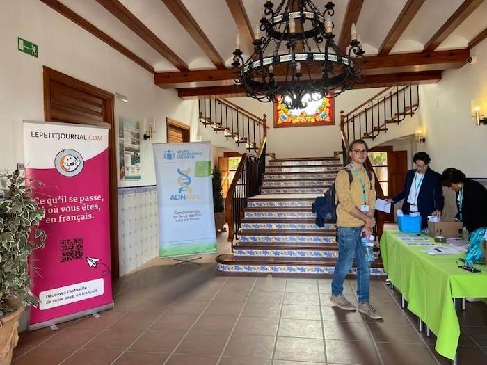 l'intérieur de la fundacion Cajamar avec un escalier et des kakemonos