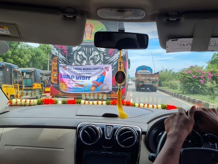 Sur la route du centre spatial : un car décoré sur le thème du lancement de fusée. Photo : Rachel Matalon